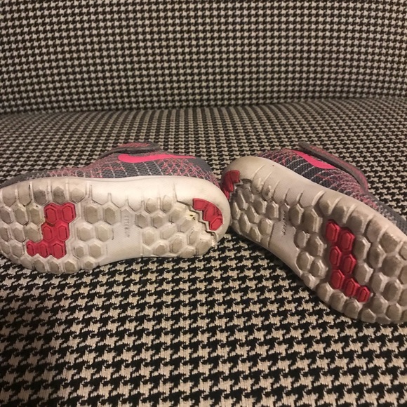 Toddler girls Nike grey and pink sneakers - Picture 2 of 3